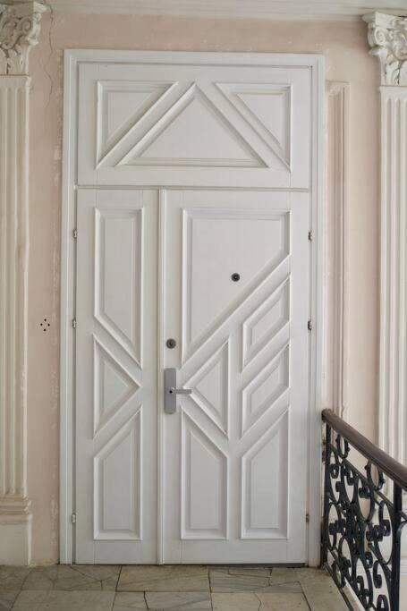 White Door Apartments Heart Of Odessa 4 Exteriér fotografie